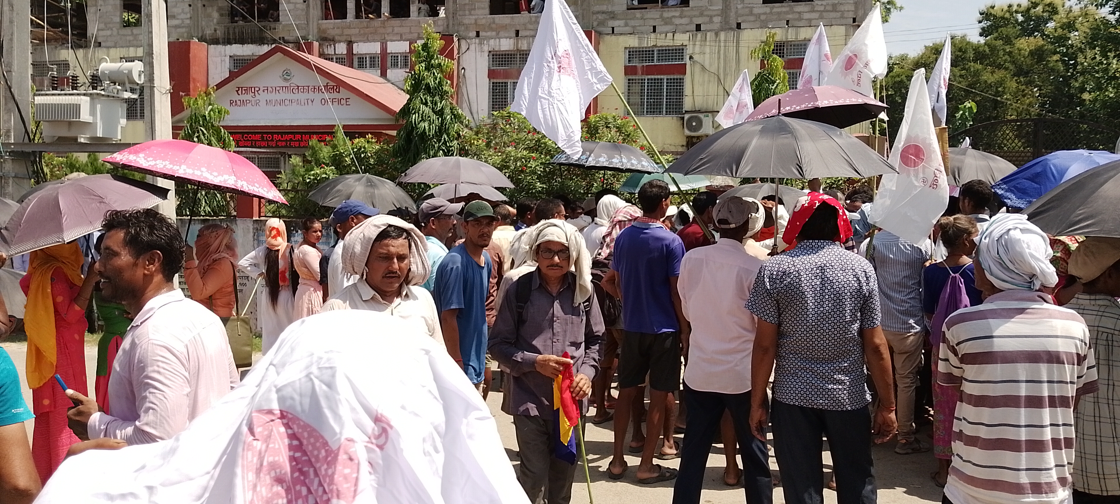 राजनीतिक दलले गरे बर्दियाको राजापुर नगरपालिकामा तालाबन्दी